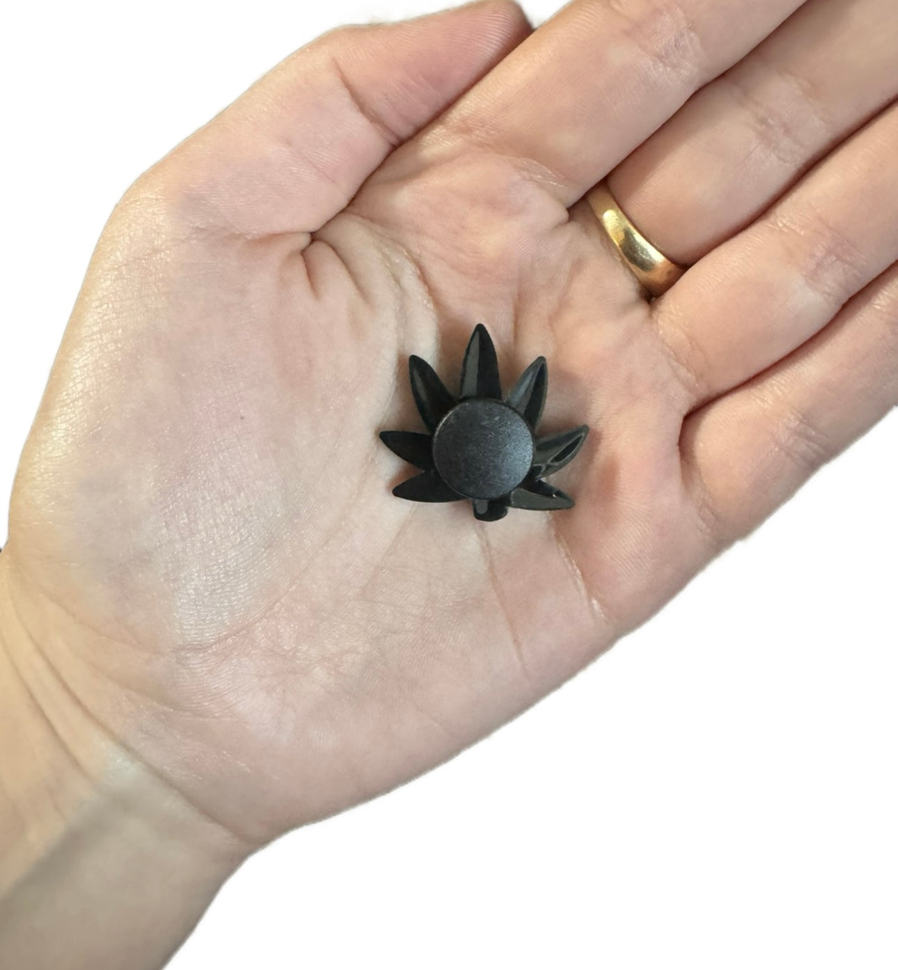 G*nja leaf shoe charm