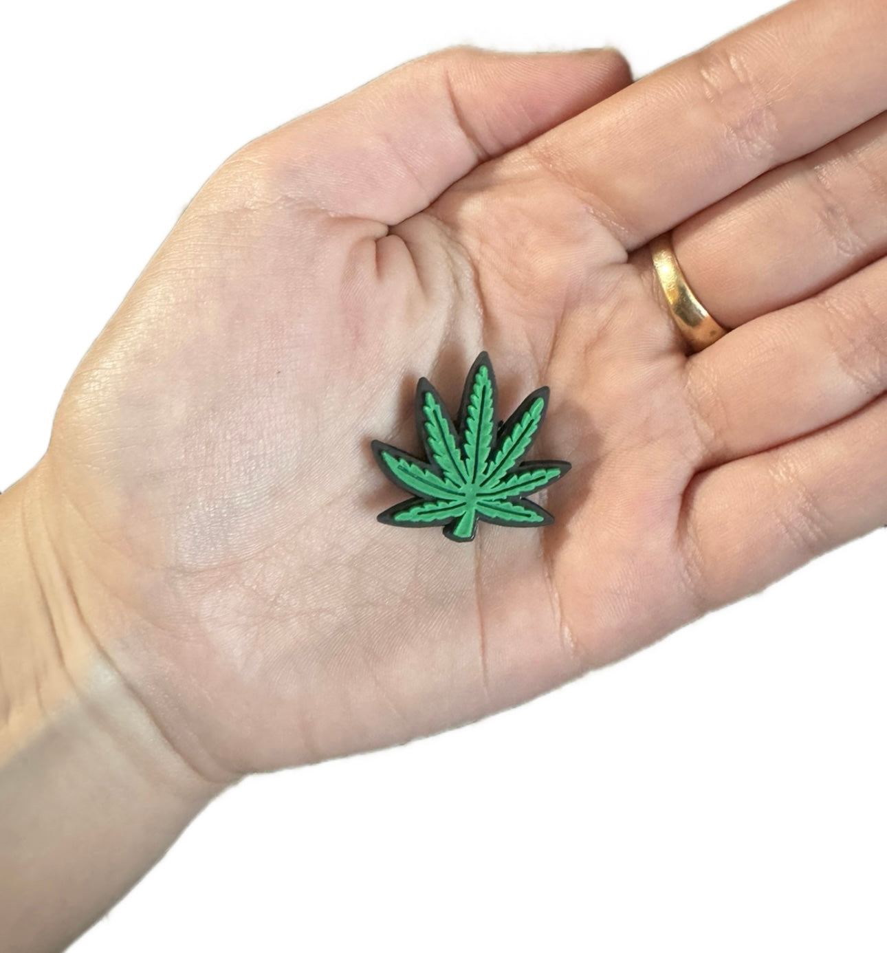 G*nja leaf shoe charm