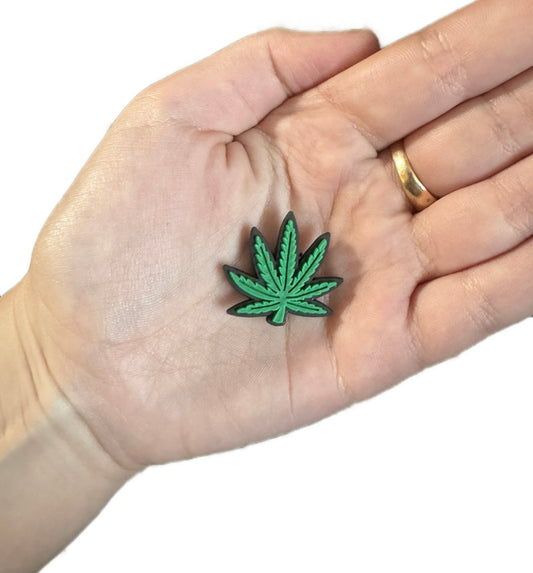 G*nja leaf shoe charm